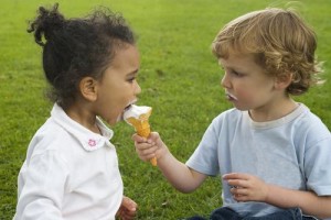 kids-sharing-ice-cream